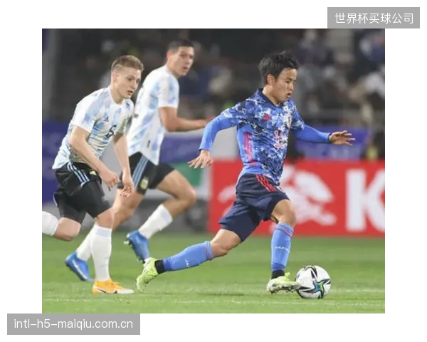 板仓滉的出球能力面临考验，他的长传精度是日本队破解突尼斯高压防守的关键战术。