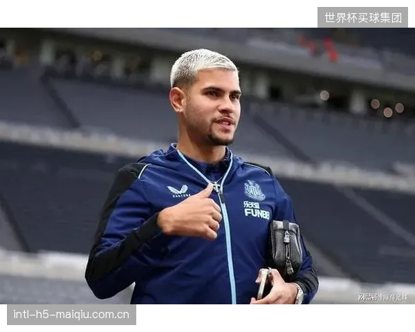 纽卡斯尔中场吉马良斯将成巴西防守屏障,其扫荡能力弥补中场不足。 纽卡斯尔中场吉马良斯将成巴西防守屏障,其扫荡能力弥补中场不足。